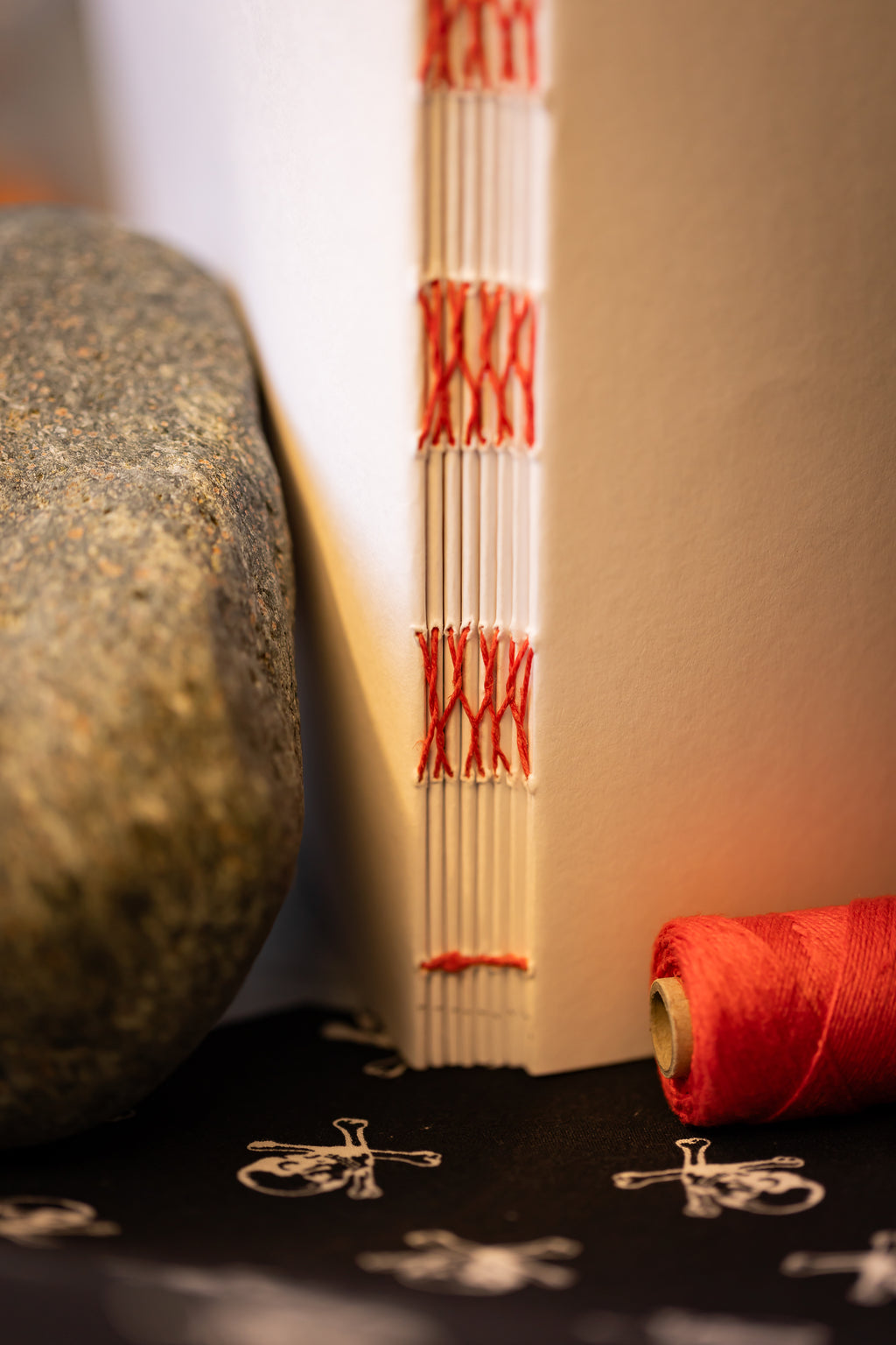 Handgebundenes Notiz-/Malbuch mit Skelettkopfeinband