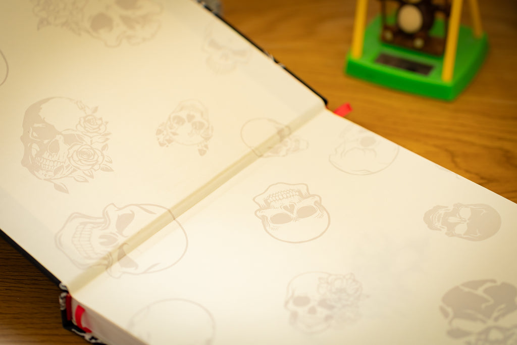 Handgebundenes Notiz-/Malbuch mit Skelettkopfeinband