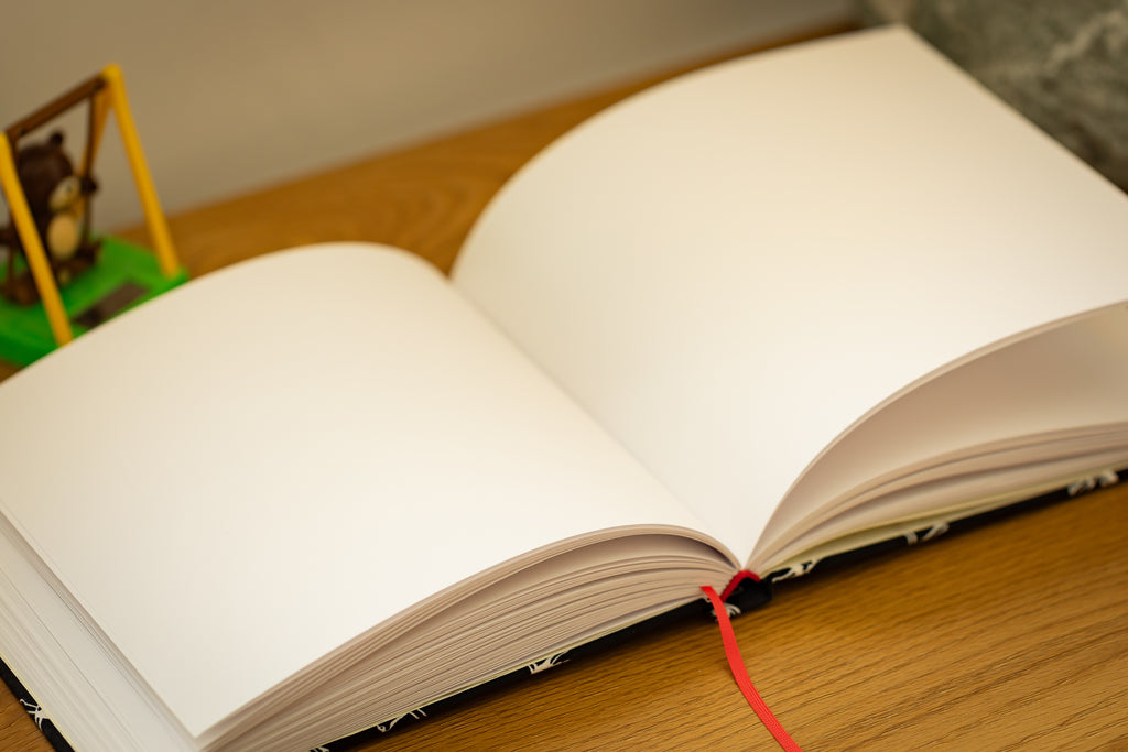 Handgebundenes Notiz-/Malbuch mit Skelettkopfeinband