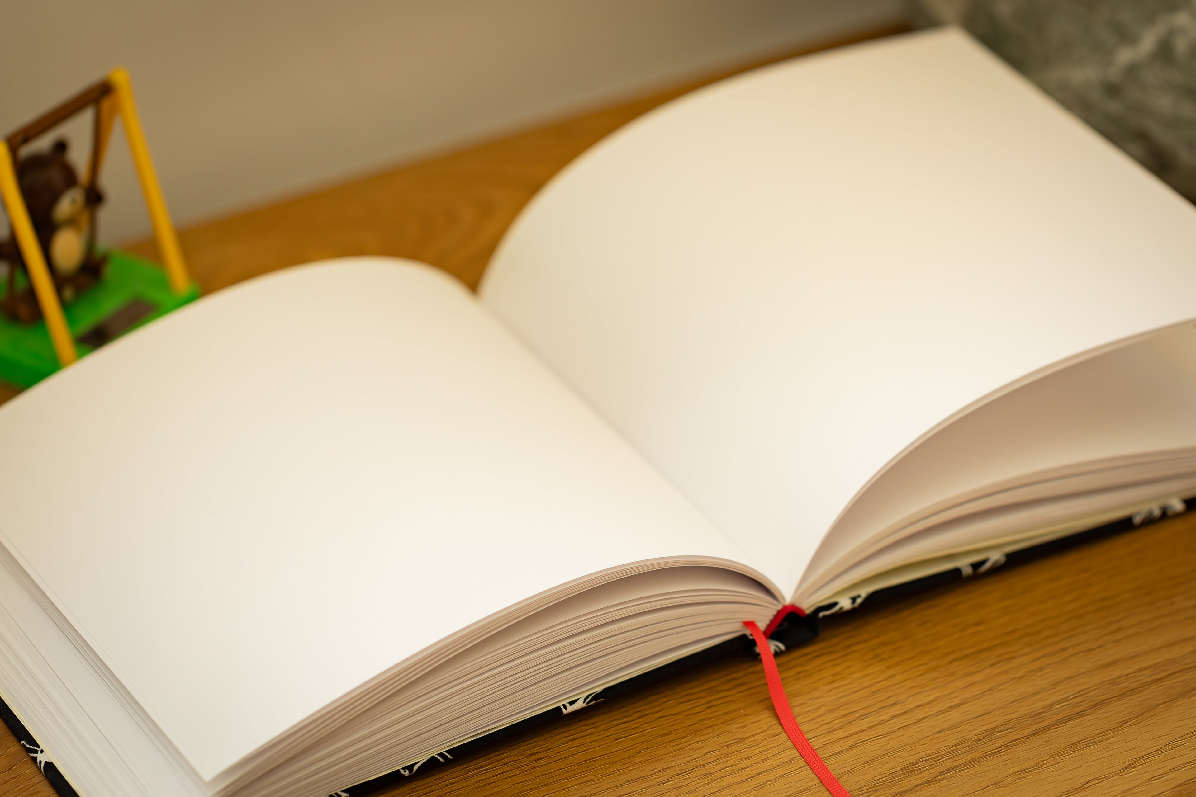 Handgebundenes Notiz-/Malbuch mit Skelettkopfeinband