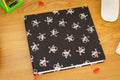 Handgebundenes Notiz-/Malbuch mit Skelettkopfeinband