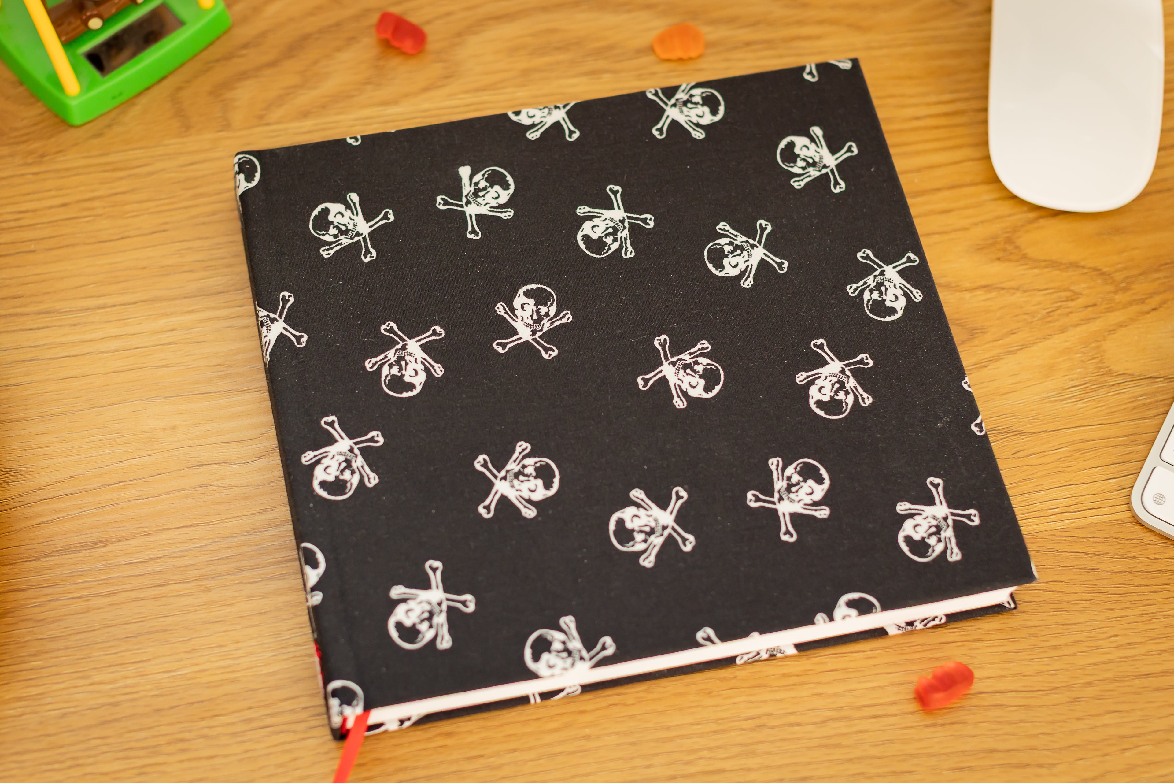 Handgebundenes Notiz-/Malbuch mit Skelettkopfeinband
