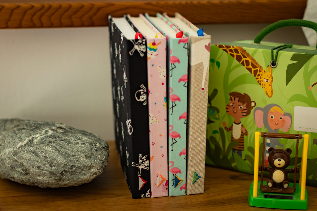 Handgebundenes Notiz-/Malbuch mit Skelettkopfeinband