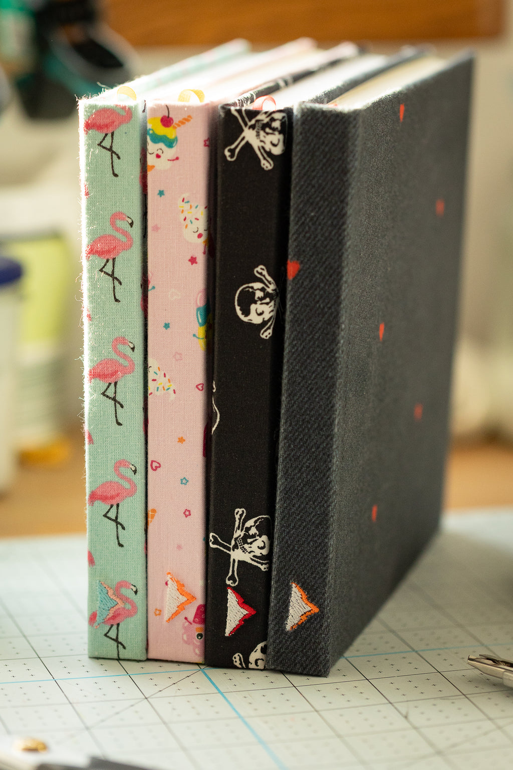 Handgebundenes Notiz-/Malbuch mit Herzchen